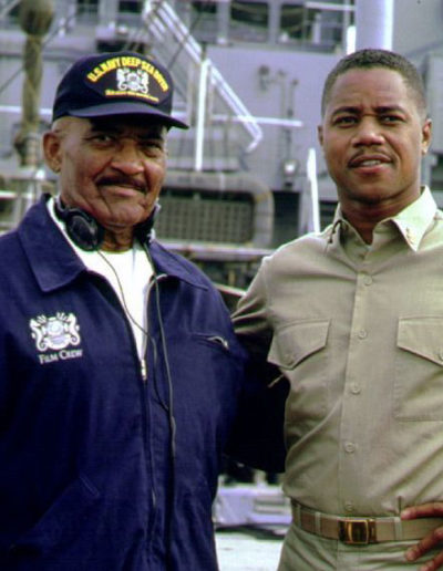 Carl Brashear and actor Cuba Gooding Junior poses with their arms around each other.